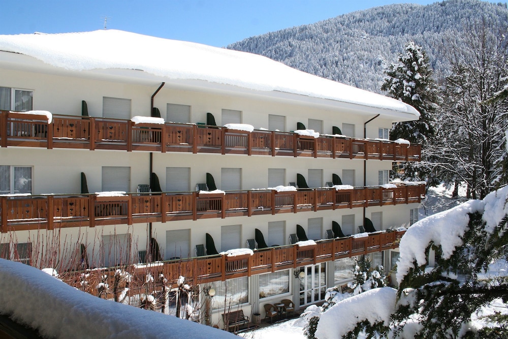 Miralago - carbon neutral hotel in Molveno
