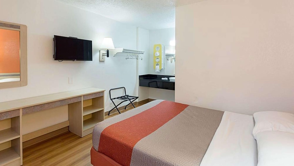 Magnuson Hotel Baton Rouge East - photo 12