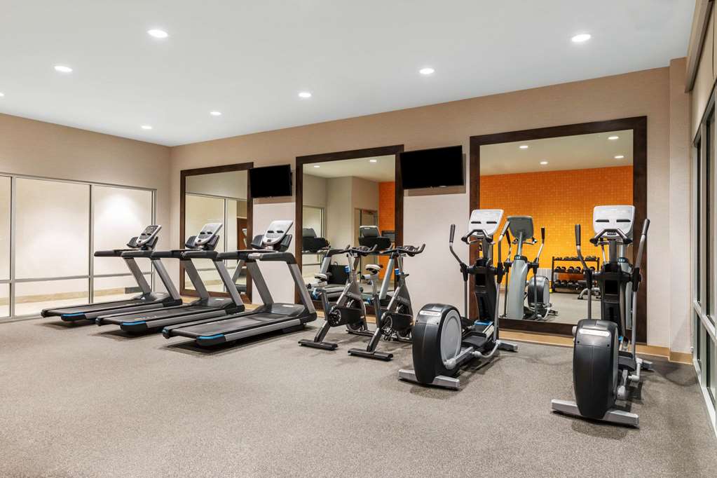 La Quinta Inn & Suites by Wyndham Kansas City Beacon Hill - photo 10