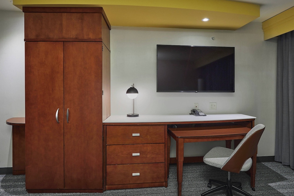 Courtyard by Marriott Medford Airport - photo 22