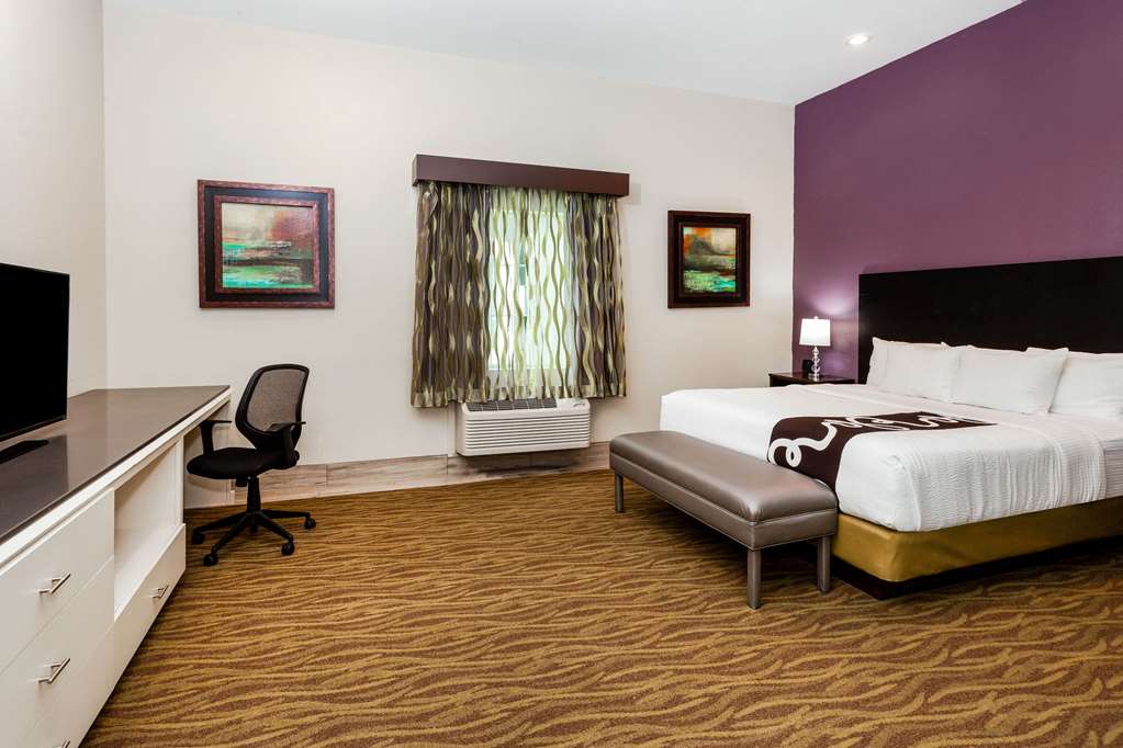 La Quinta Inn & Suites by Wyndham Laredo Airport - photo 35
