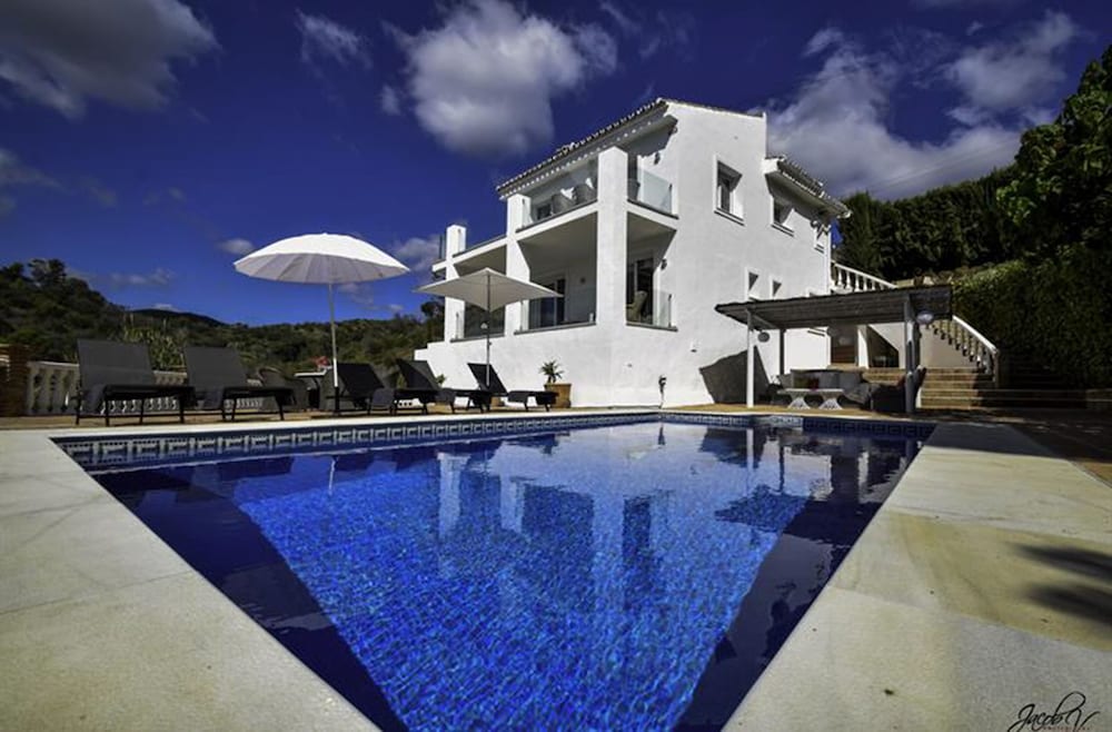 Villa El Rosario — 4-Star Luxury Hotel in Marbella, Spain
