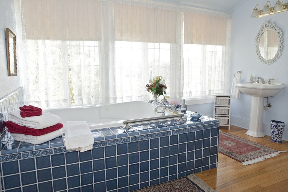 Barretta Gardens Inn - photo 28