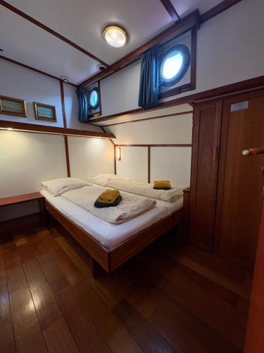 Hotelboot Zwaan - last minute hotel in Amsterdam
