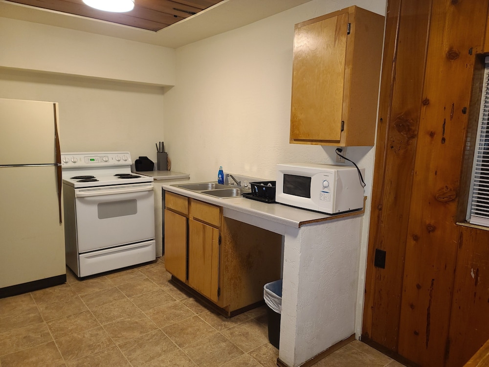 Bigfoot Motel - photo 14