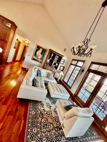 Affordable Luxury Mansion — 4-Star Luxury Hotel in Quincy, United States
