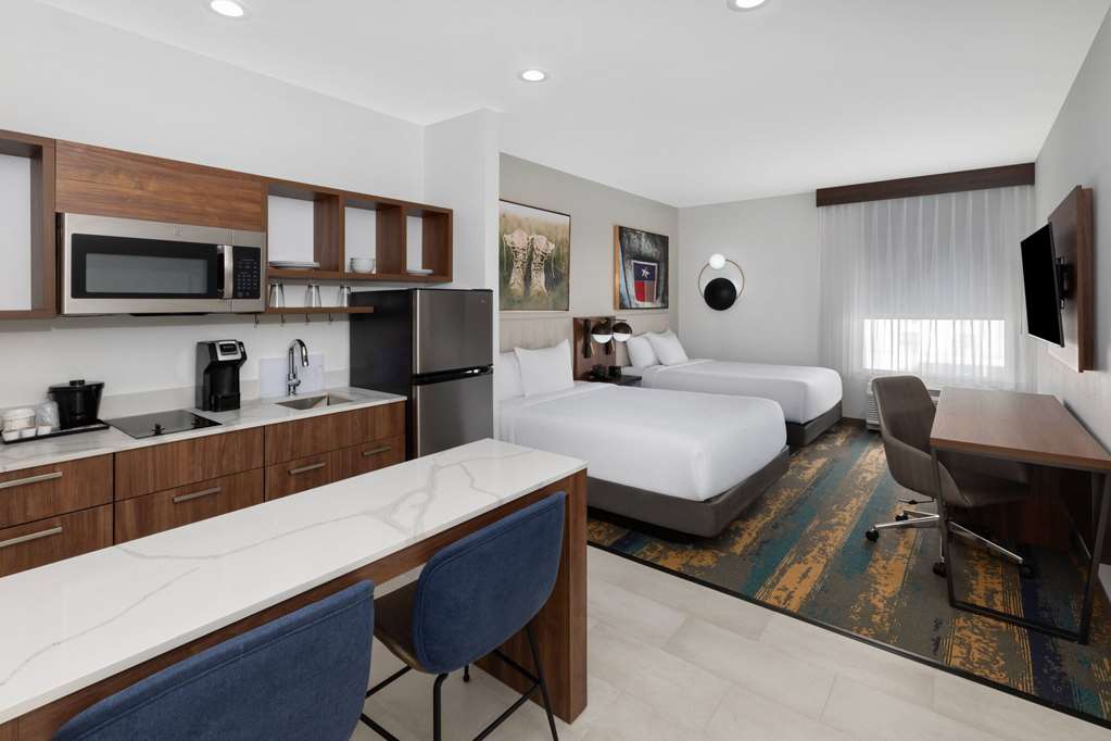 La Quinta Inn & Suites by Wyndham San Antonio at the RIM - photo 30