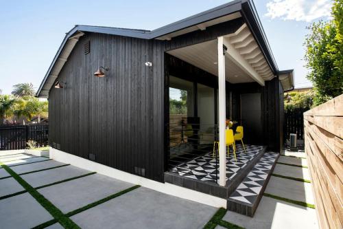 Westminster Bungalow Front House with Private Entrance — 4-Star Luxury Hotel in Los Angeles, United States