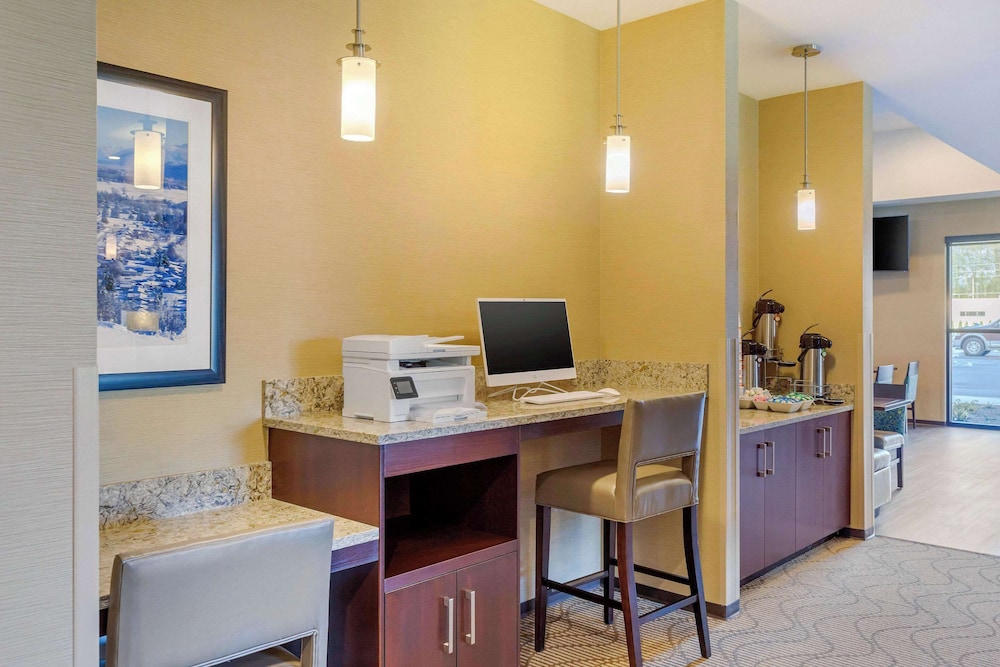 Comfort Suites Burlington near I 5 - photo 43