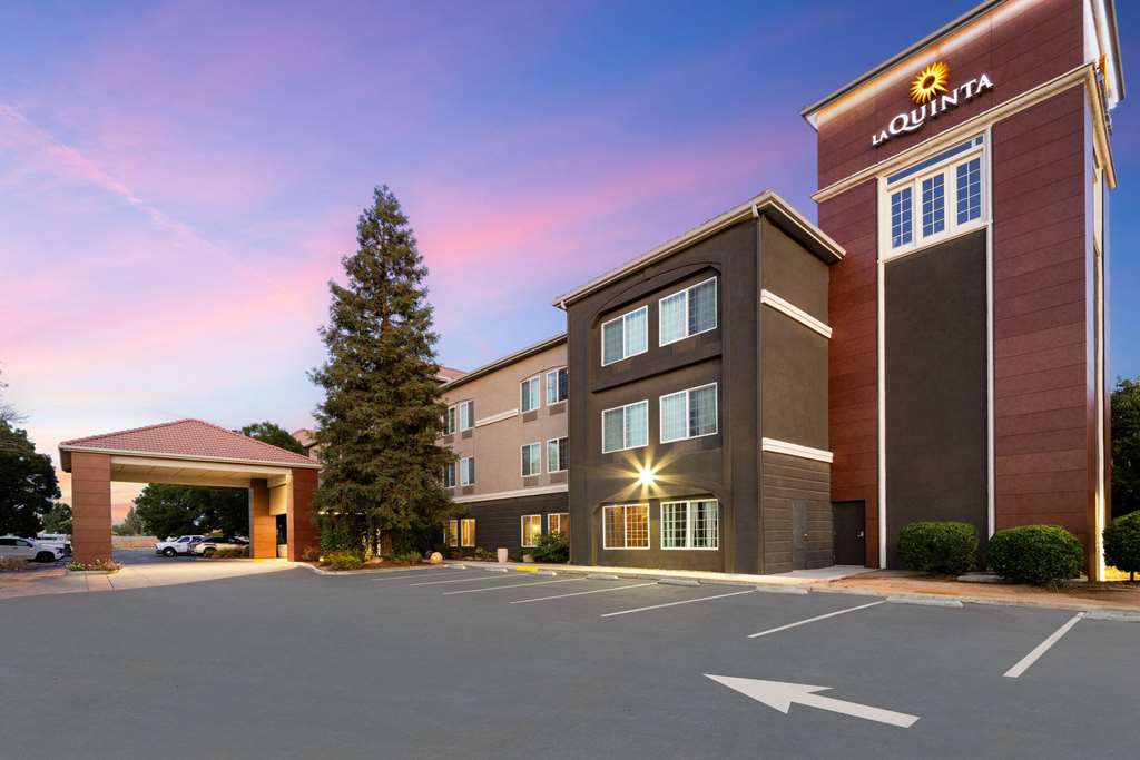 La Quinta Inn & Suites by Wyndham Bakersfield North - photo 3