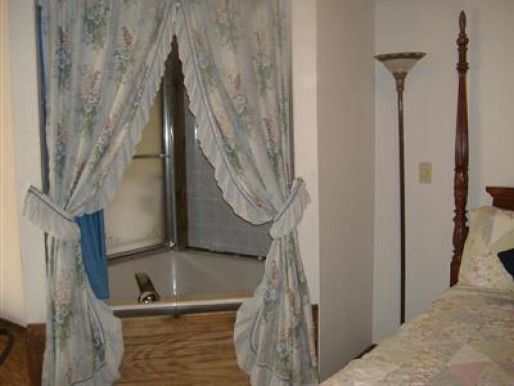 Sturbridge Country Inn - photo 8