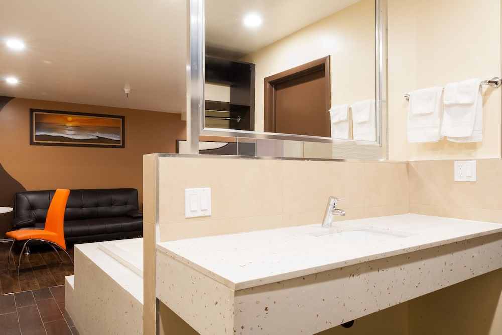 Redondo Pier Inn - photo 13