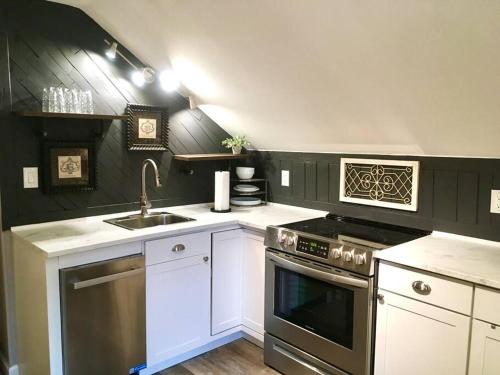 Snug Studio Retreat Near To Aviation Museum And Highway 22028635 — Hickory