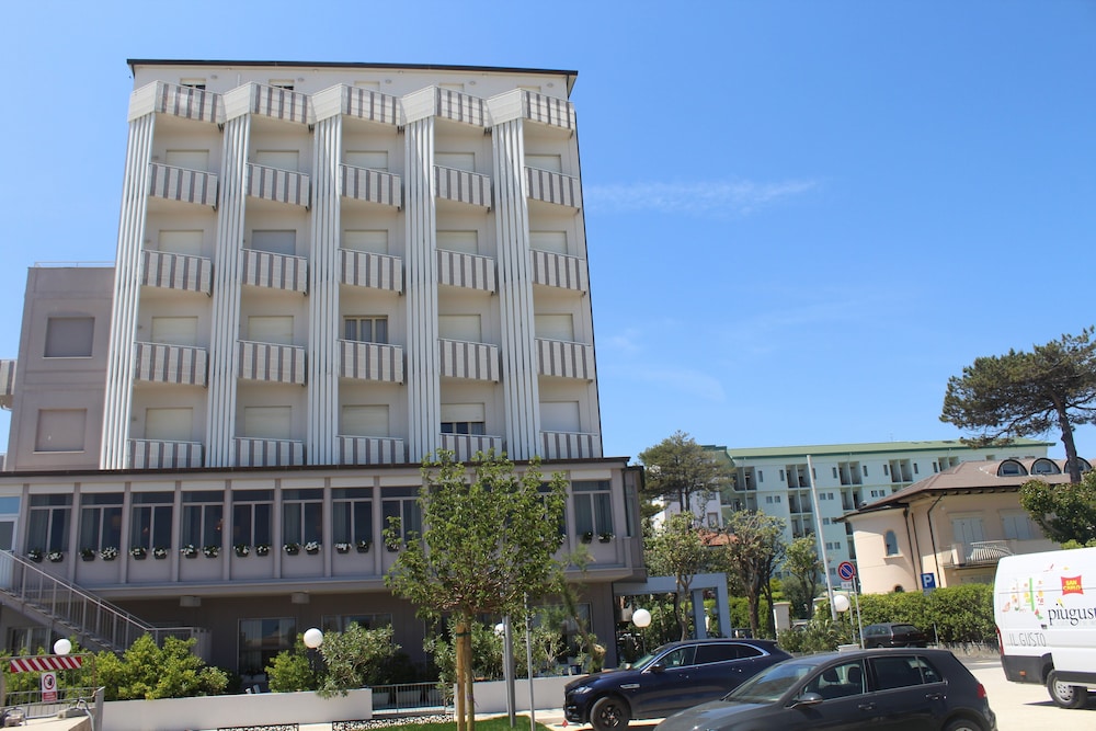 Hotel Viamare — hotel in Cervia