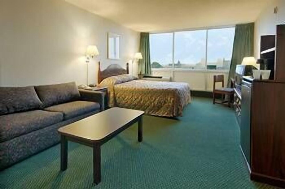 University Hotel & Suites - photo 21