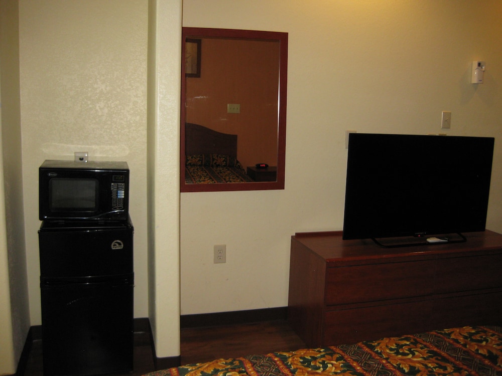 Scottish Inn and Suites - photo 14