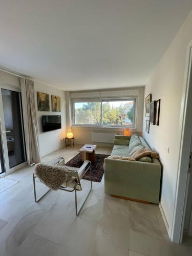 Retro Chic 1 BR 1 Min to Sea — 4-Star Luxury Hotel in Athens, Greece