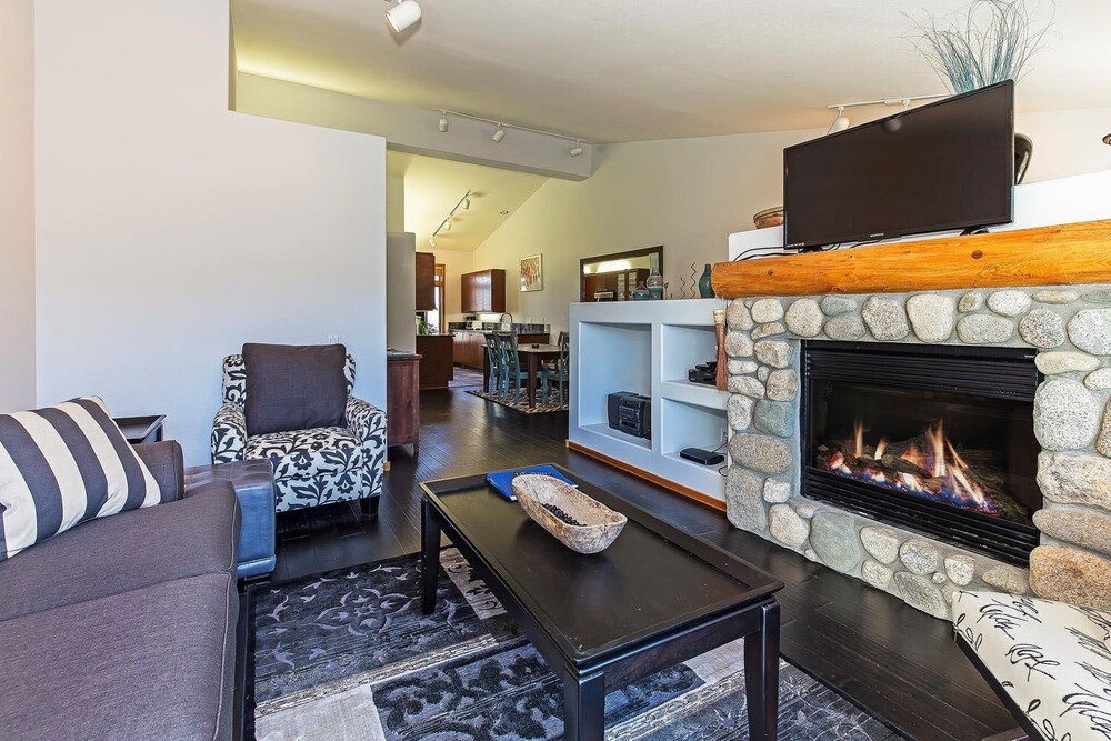 Snowcreek 909 Phase 5 Two Bedroom Condo — 4-Star Luxury Hotel in Mammoth Lakes, United States