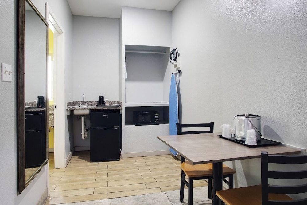 Plantation Suites & Conference Center - photo 13