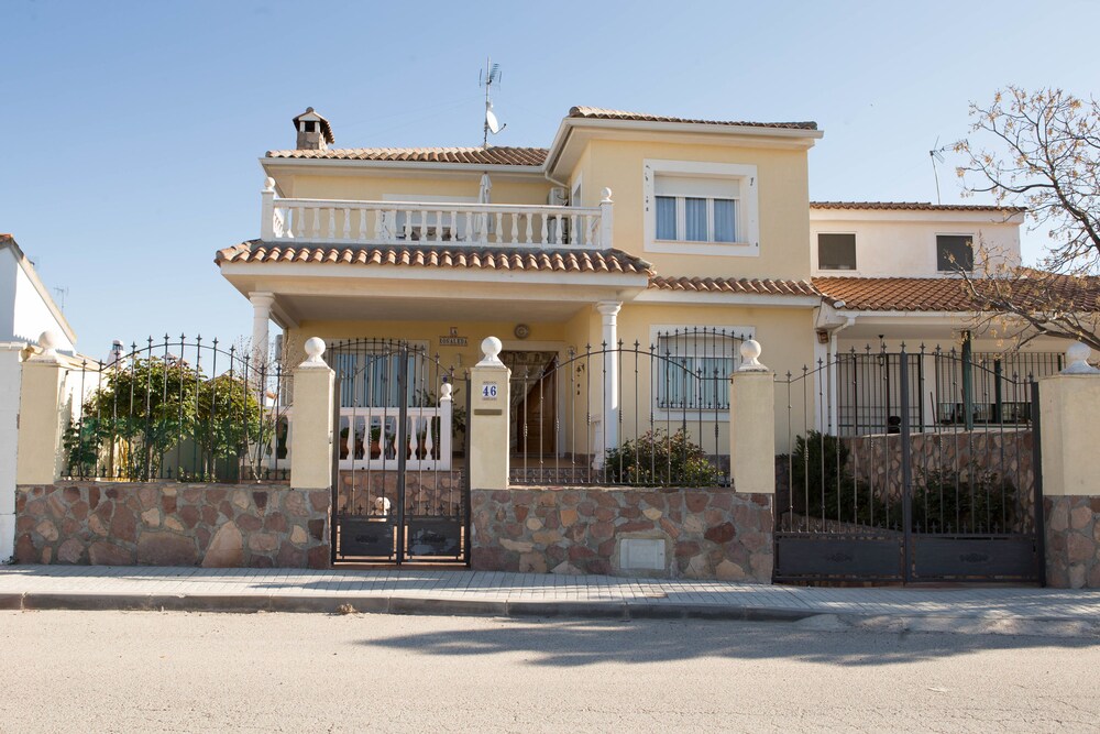 La Rosaleda De Orgaz - carbon neutral hotel in Orgaz