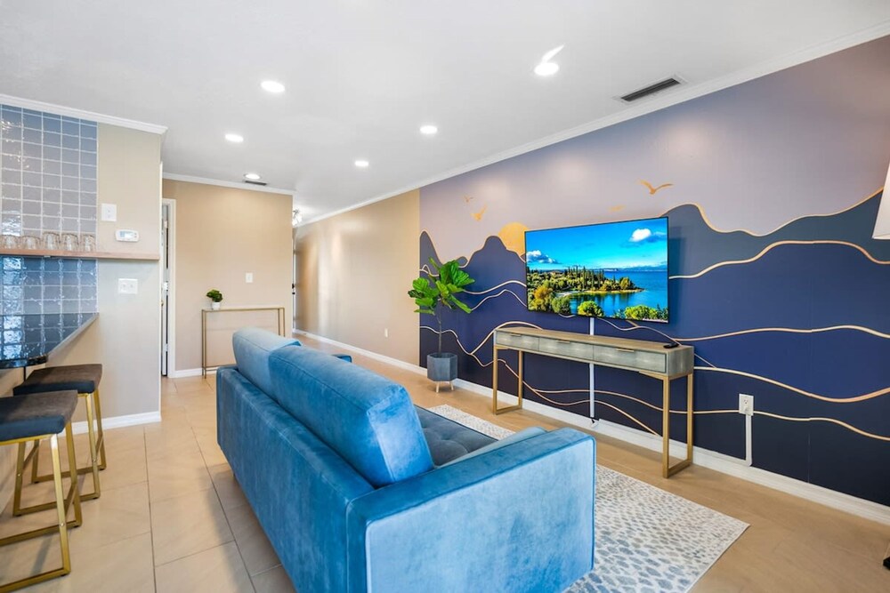 Dog Friendly Condo Moon and Stars Walk to DT Patio — 4-Star Luxury Hotel in Saint Augustine, United States