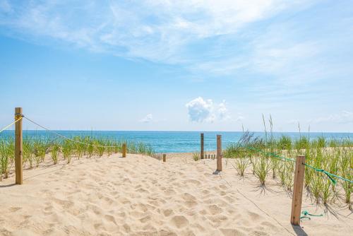 Out of the Blue Kitty Hawk MP 2.5 Ocean View 17 Yds to Private Beach Access Pets OK YR Flex Stays — 4-Star Luxury Hotel in Kitty Hawk, United States
