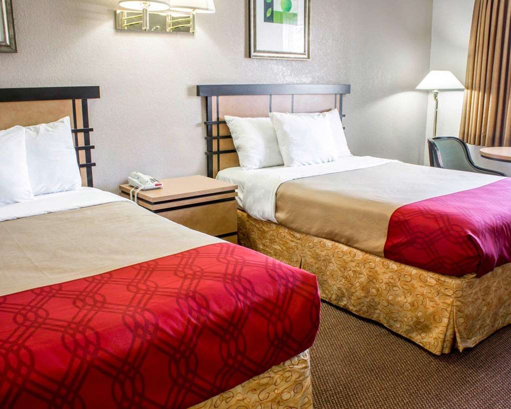 Econo Lodge Inn & Suites Colonie Center Mall - photo 16