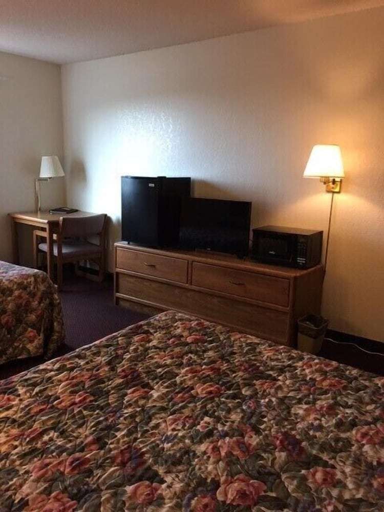 Clarion Hometown Inn - photo 9