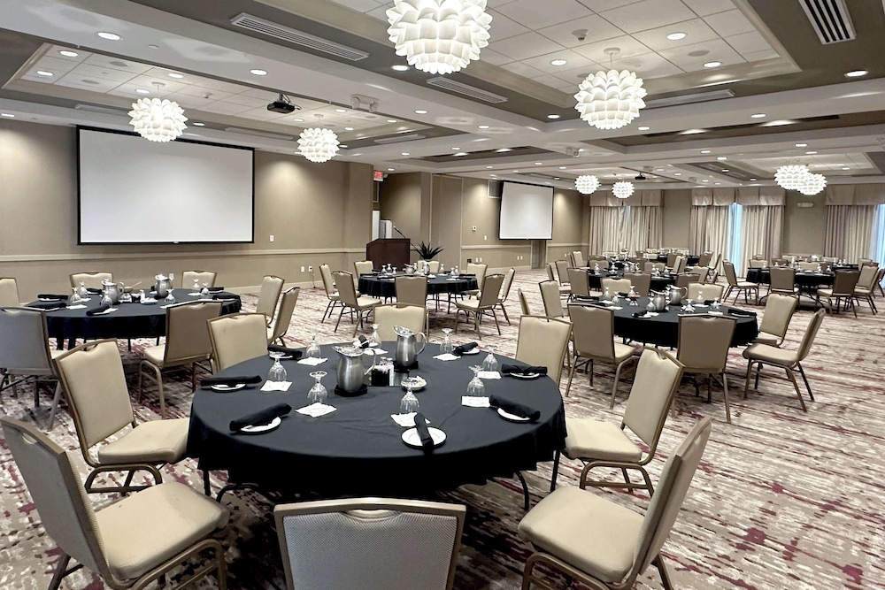 Hilton Garden Inn Olathe - photo 31