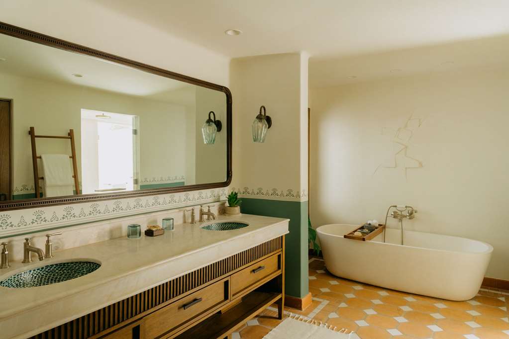 Suite Bathroom
