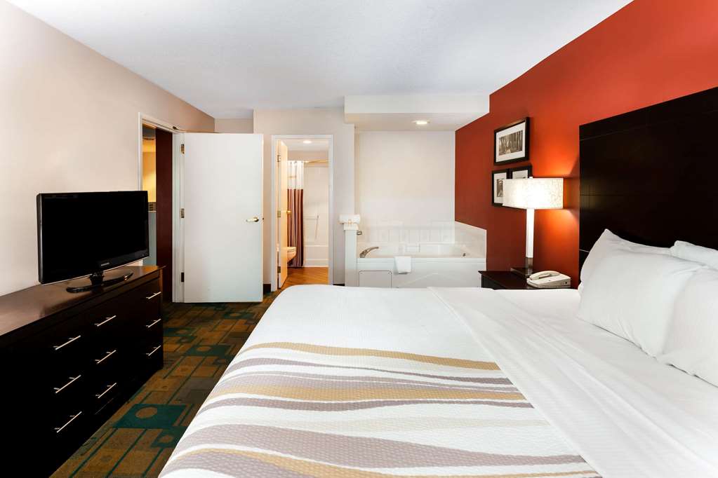 La Quinta Inn & Suites by Wyndham Milwaukee Bayshore Area - photo 12