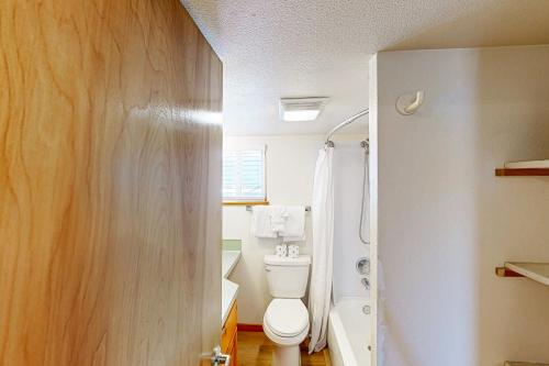 Beaches Inn Buccaneer Bay Bungalow - photo 11