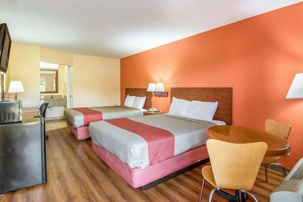 Rodeway Inn and Suites Macon - photo 10