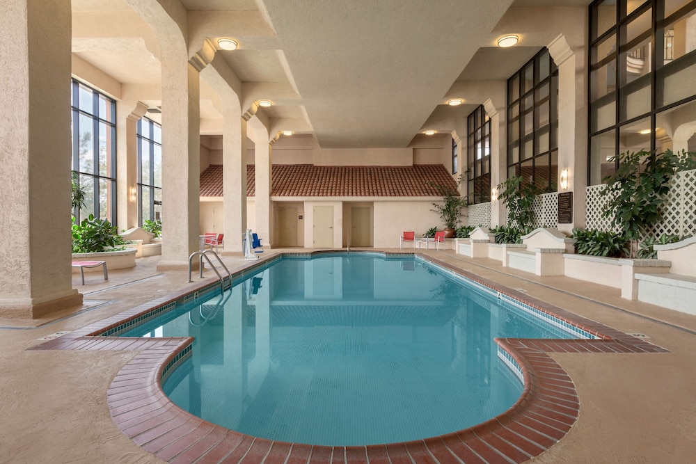 Embassy Suites Hotel Baton Rouge - photo 2