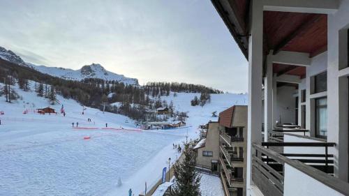 Le Super Refuge de L'ecureuil - carbon neutral hotel in Unknown City