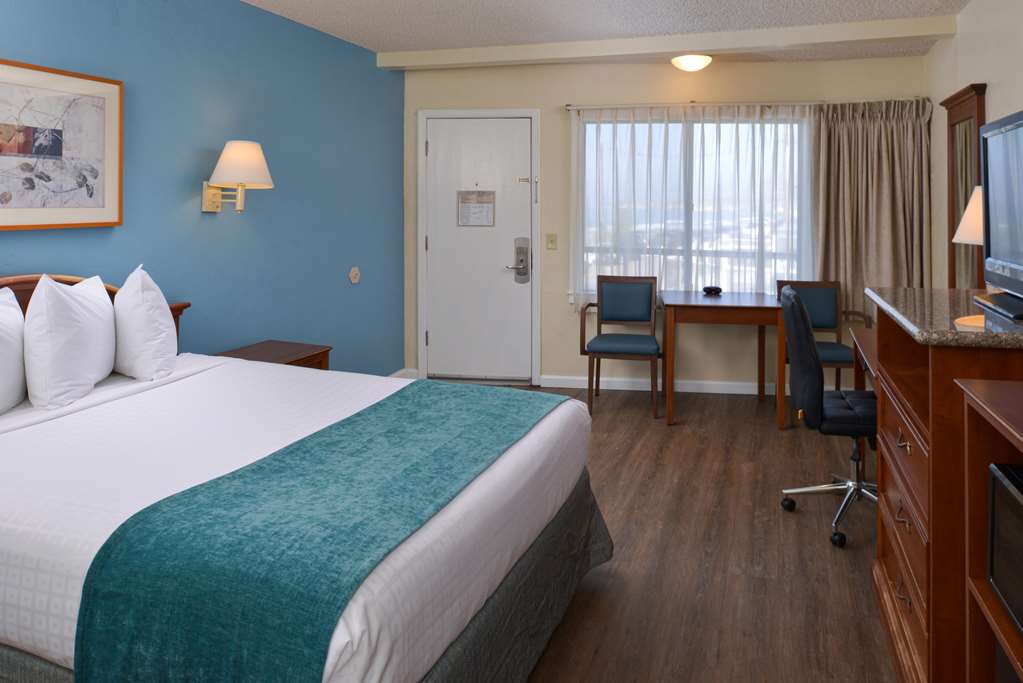 Edgewater Inn And Suites - photo 16