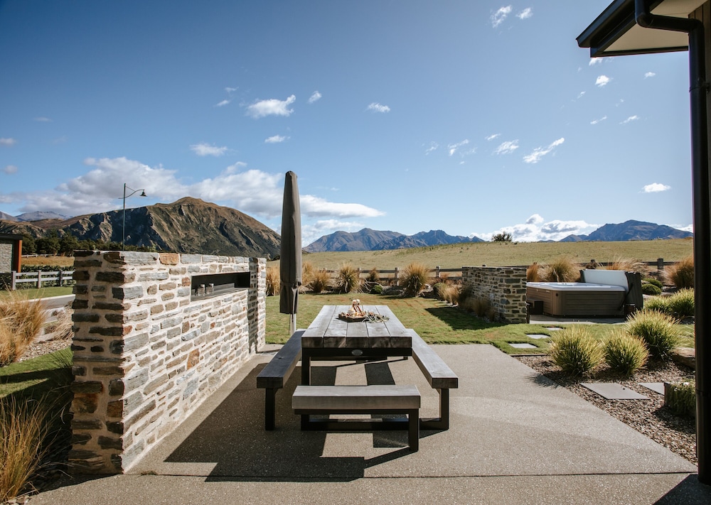 Bull Ridge Retreat Sleeps 8 Hot Tub in Wanaka, New Zealand