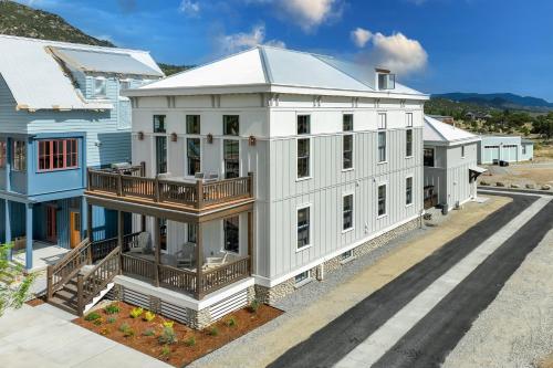 Whitewater Estate House & Guesthouse w Hot Tub — 4-Star Luxury Hotel in Buena Vista, United States