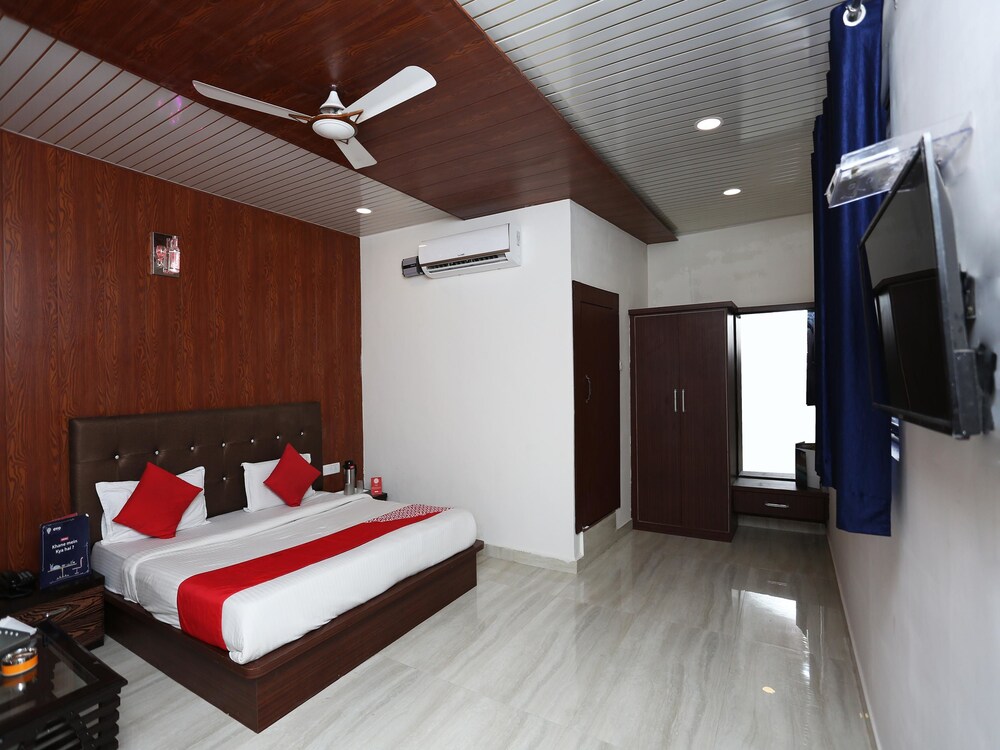 OYO 15839 Hotel Queen Palace — hotel in Mathura