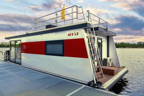 Hausboot Achat - carbon neutral hotel in Zehdenick