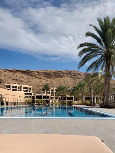 Stylish Apartment with a Jacuzzi — 4-Star Luxury Hotel in Muscat, Oman