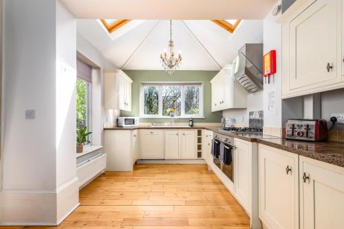 Spacious 6 Bed Home in Central Bedford w Parking — 4-Star Luxury Hotel in Bedford, United Kingdom