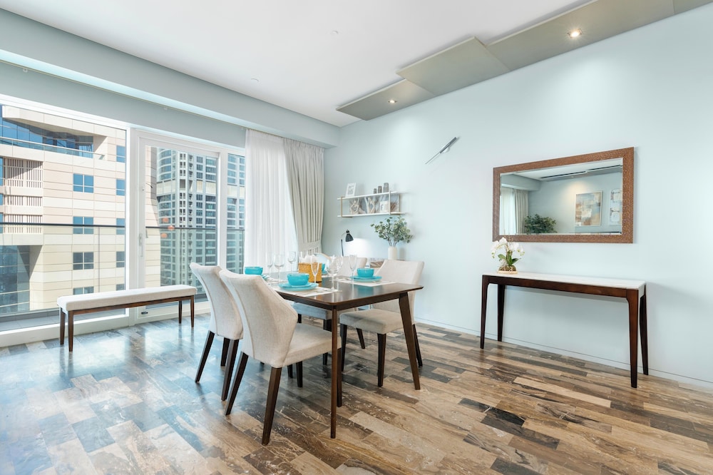 White Sage Fendi Apartment With Full Palm Jumeirah View — 4-Star Luxury Hotel in Dubai, United Arab Emirates