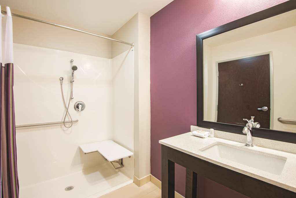 La Quinta Inn & Suites by Wyndham York - photo 12