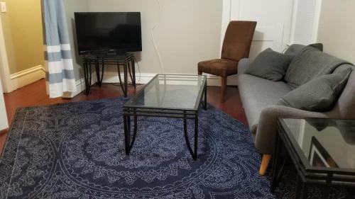 E Michigan Walk Up Furnished 1 Bedroom APT — 4-Star Luxury Hotel in Lansing, United States
