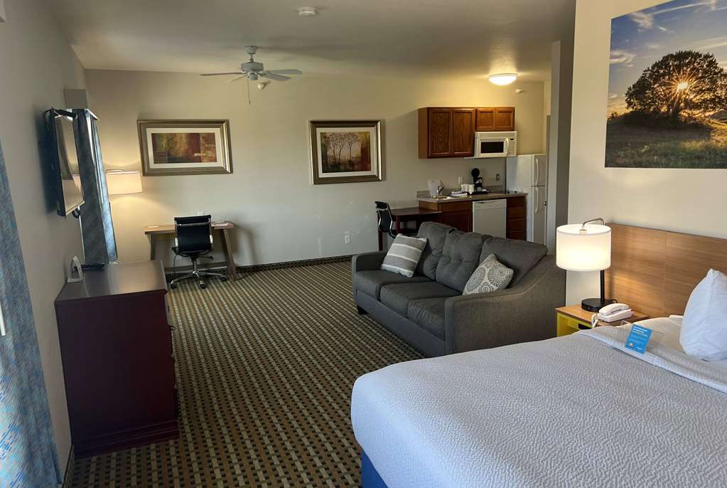 Days Inn & Suites by Wyndham Columbus NE - photo 13