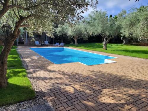 Varkiza Minimal Residence 5minSea — 4-Star Luxury Hotel in Vari, Greece