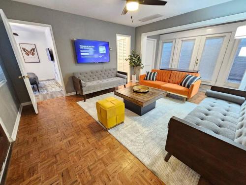 Foodie Lovers Walkable Mills50 Sleeps 10 Near Airport in Orlando, United States