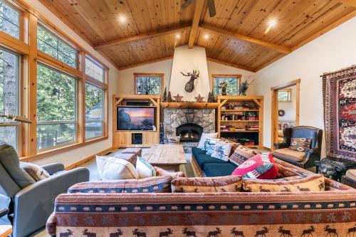 Indian Hills at Northstar by Tahoe Getaways Spacious 4 BR Private Hot Tub Wood Fireplace and HOA Amenities — 4-Star Luxury Hotel in Truckee, United States
