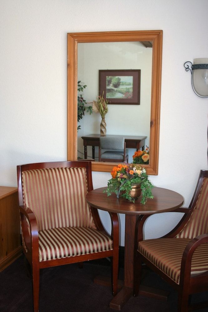 Statue Road Inn - photo 12